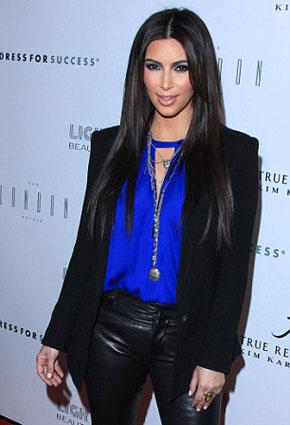 كيم ترمى ببودرة بيضاء ... على السجادة الحمراء